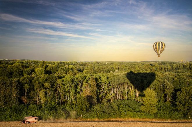 MTI5NDAxMQ88I%20spent%20a%20summer's%20day%20in%20the%20sky,%20following%20a%20hot%20air%20balloon%20ride%20over%20woods%20and%20fields%20near%20the%20Chateau%20de%20Chenonceau